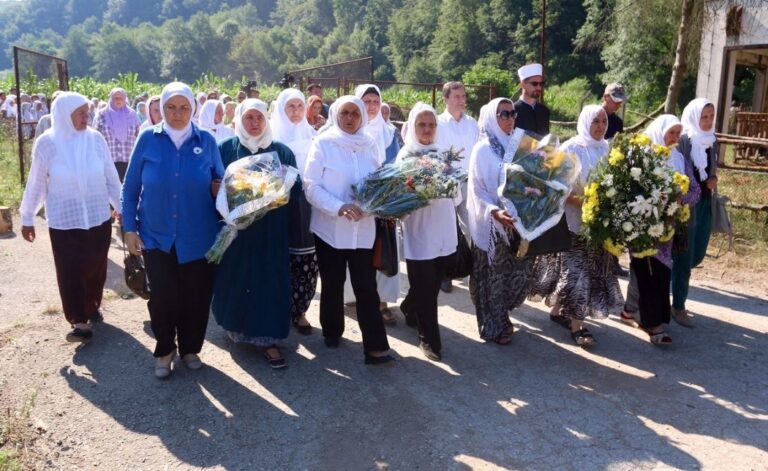 MAJKE SREBRENICE: Zaslužile su Nobelovu nagradu za mir!