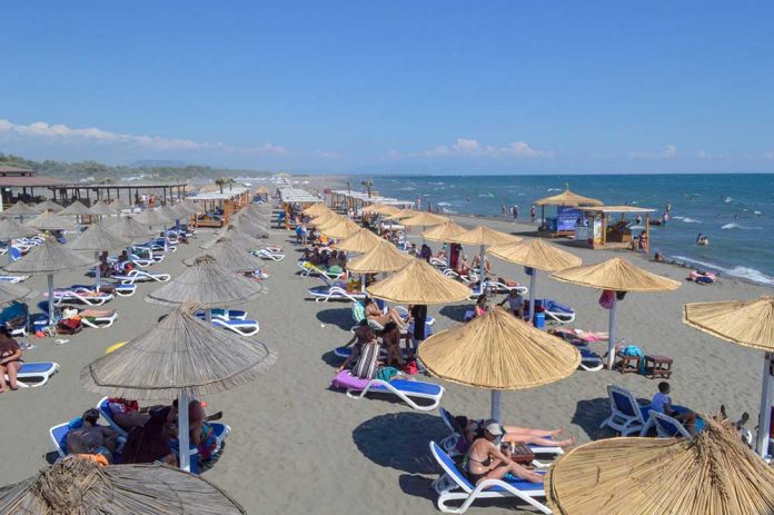 turizam crna gora plaza ilustracija 2021juli aa 1 696x463 1