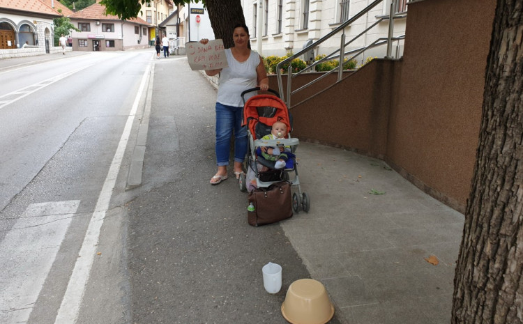 Tužna slika Tešnja: Mlada majka s djecom protestuje jer tri dana nema vode