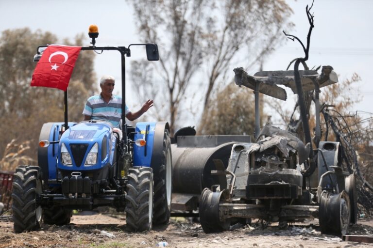Turska: Uručen novi traktor farmeru koji je prethodni izgubio u požaru