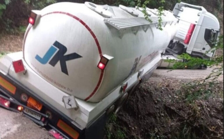 Obustavljen saobraćaj kod Tešnja: Cisterna proklizala s ceste