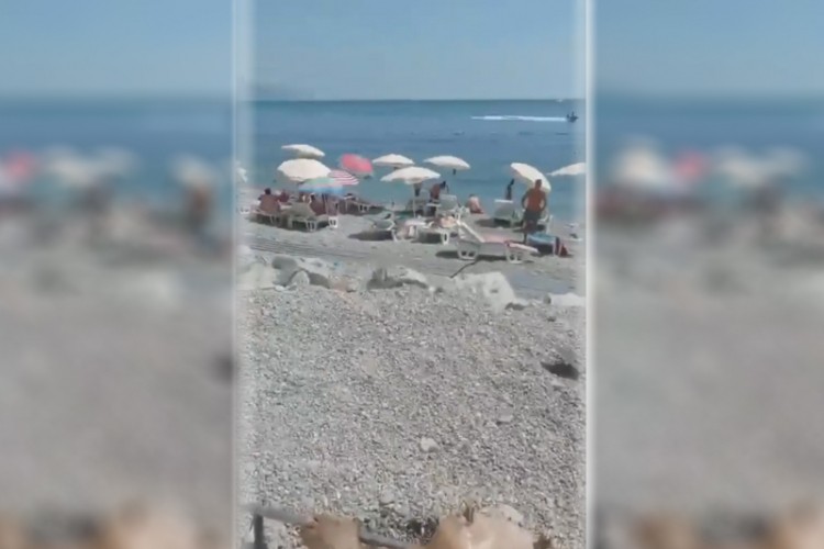 Okreću jagnje na plaži kod Budve