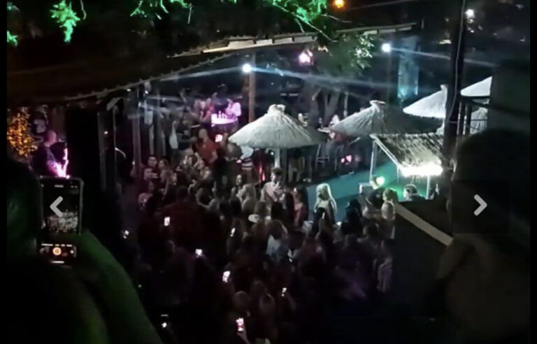 Krcati klubovi u Budvi: Ulaz bez testa, svako veče se traži mjesto više