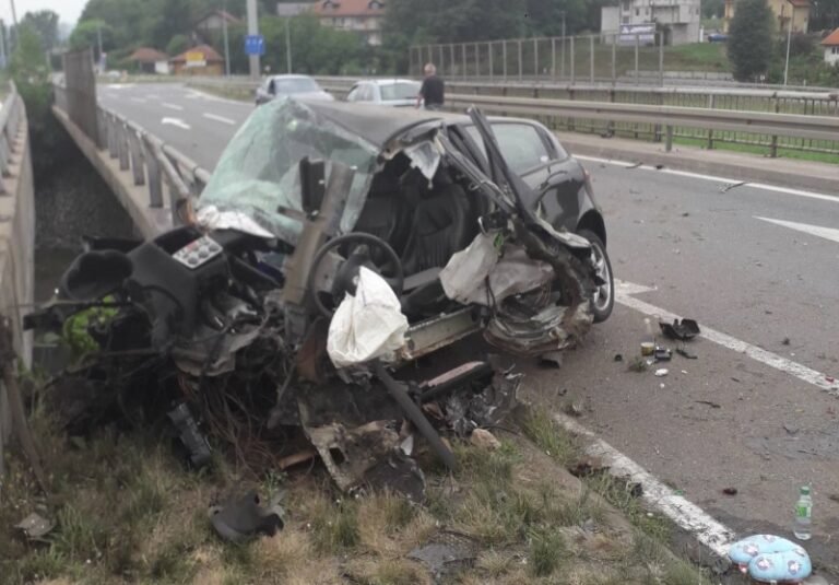 Utvrđuju se okolnosti nesreće u Tuzli: Vozač kamiona i njegovo vozilo još nisu identificirani