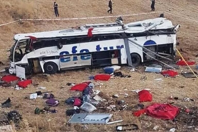 U prevrtanju autobusa 14 poginulih