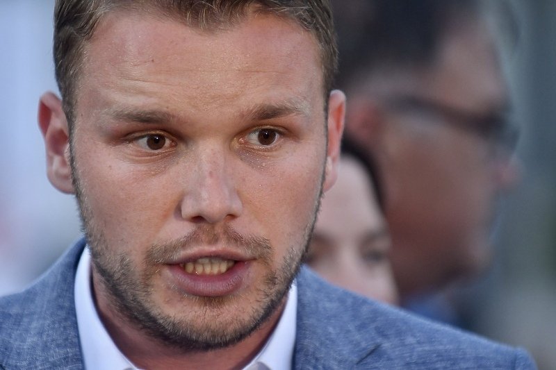 5B793853 3D14 4F10 8EBA 3BE377212F24