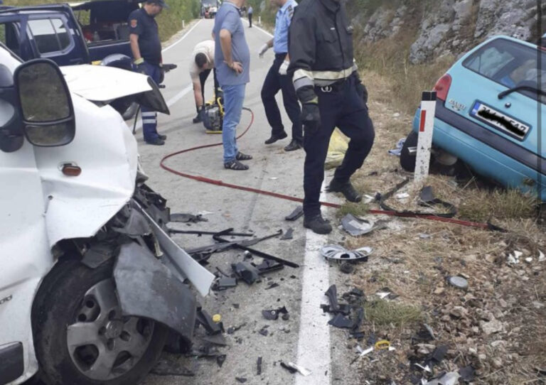 Stravična nesreća, dvoje poginulo u sudaru