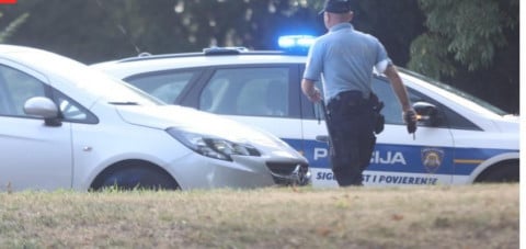 Pobjegao iz policijskog kombija sa lisicama na rukama: Vodili su ga na ispitivanje, samo je istrčao vani