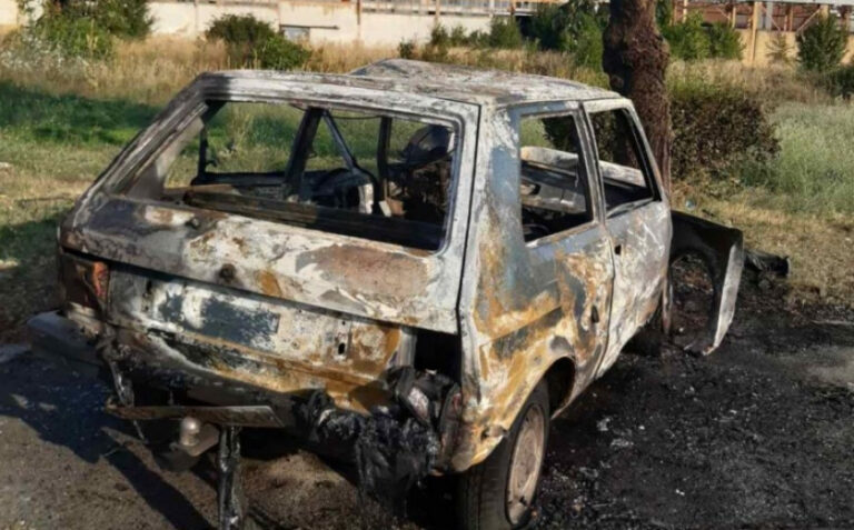 Yugo se zapalio nakon udara u stablo, vozač preminuo na putu do bolnice