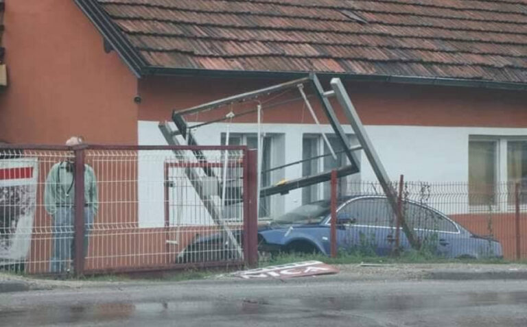 Automobil sletio u dvorište porodične kuće, polomio ogradu i reklamni pano