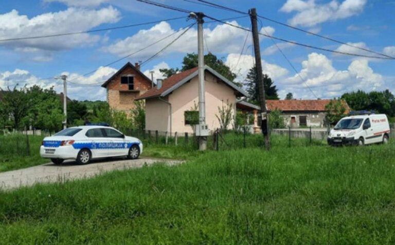Detalji jezivog zločina u BiH: Zaklao komšinicu, drugu teško povrijedio