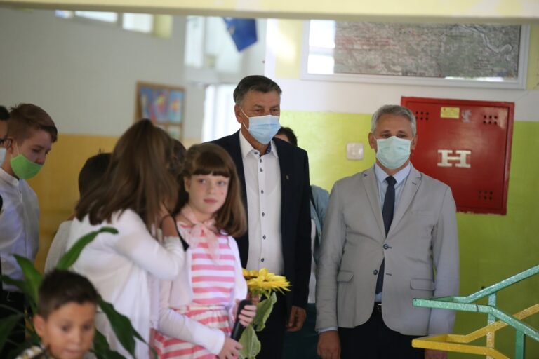 Kasumović i ove godine zeničke prvačiće obradovao ruksacima, knjigama i priborom