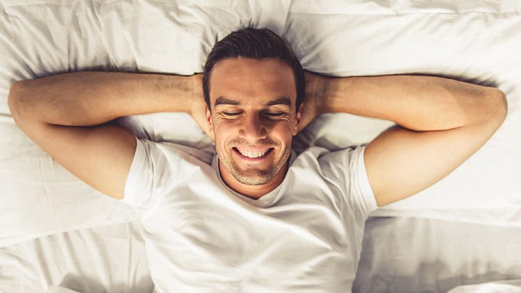 Lezanje krevet muskarac 750x422 1