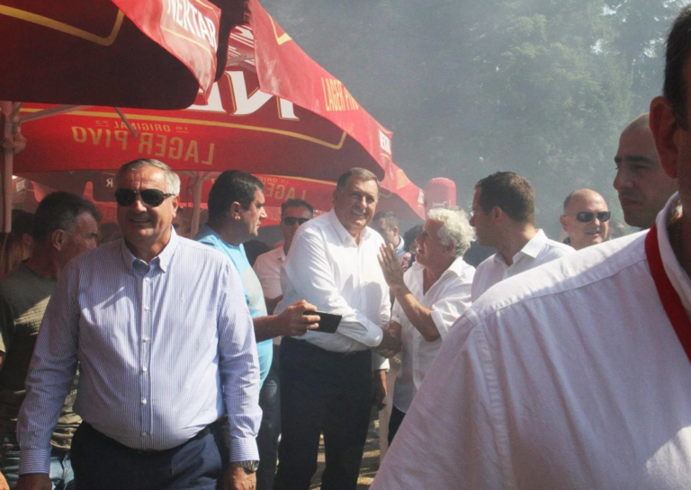 Doktori mole, a političari partijaju: Kada se plamen korone razbukti pošaljite Šeraniću njegove razdragane slike sa skupa