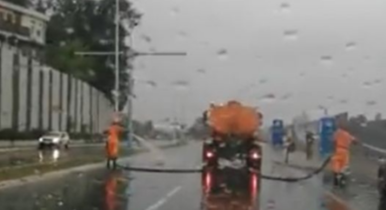 Radnici komunalnog čistili ulicu po pljusku! (FOTO)