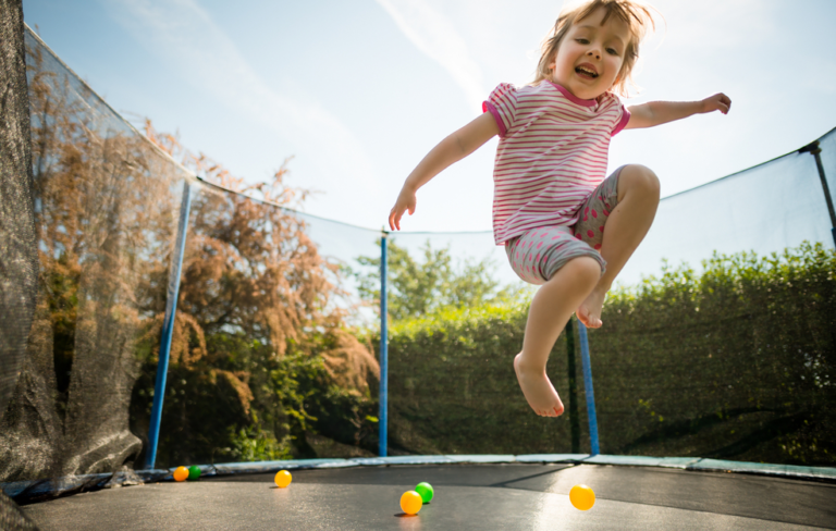 Stručnjak upozorava na opasnosti trampoline: Iza silne zabave skrivaju se veliki rizici, posebno za djecu…