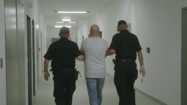 Radna terapija u državnom zatvoru: Ratni zločinac pomaže u njezi zatvorenika, diler radi u kuhinji