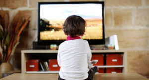 dijete pred TVom