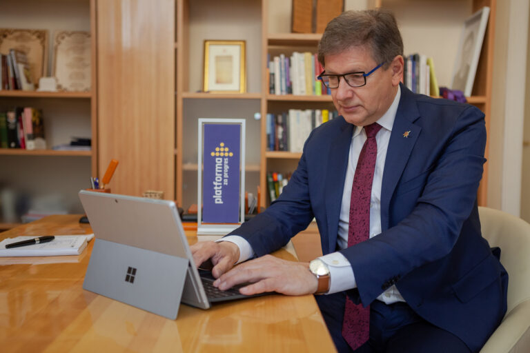 Hadžikadić: Pozivam Aleksandra Vučića da se javno ogradi od odluka NSRS i djelovanja Milorada Dodika