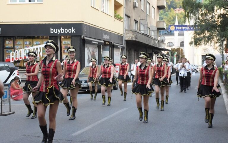 Mostarske mažoretkinje i Duvački orkestar Zenica prodefilovali Radićevom ulicom