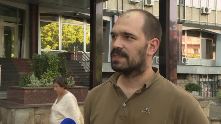 Štrajkuje glađu zbog bolesnog djeteta – da dobije lijek koji će mu umanjiti bol