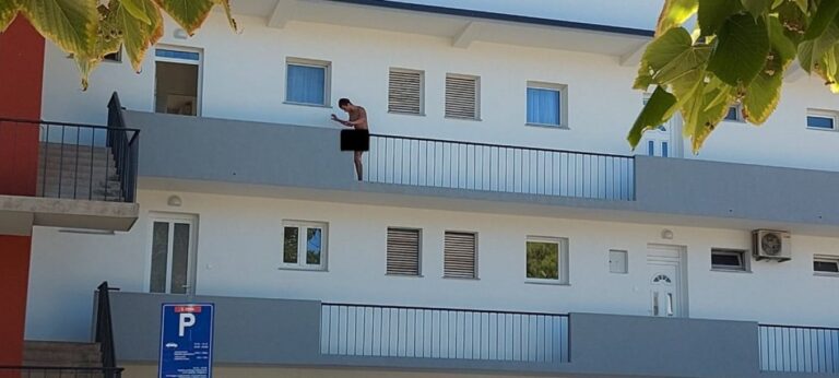 Muškarac go s balkona urlao na prolaznike: Morala intervenisati i policija