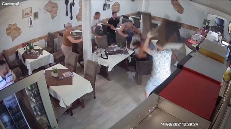 Pogledajte snimak brutalne tuče: Žabac dobio stravične batine jer je navodno htio da reketira gazde poznatog restorana?!