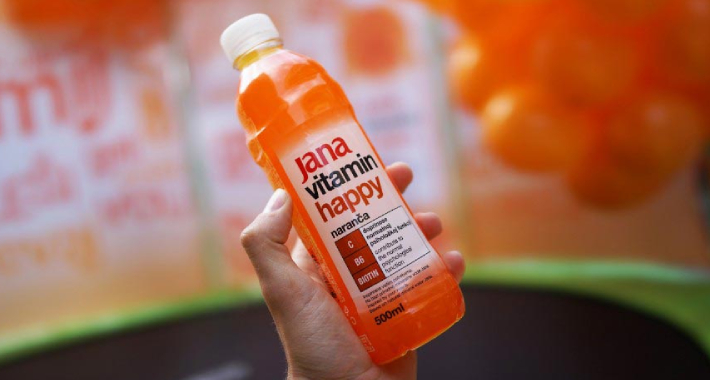 S polica se povlači napitak od narandže Jana Vitamin