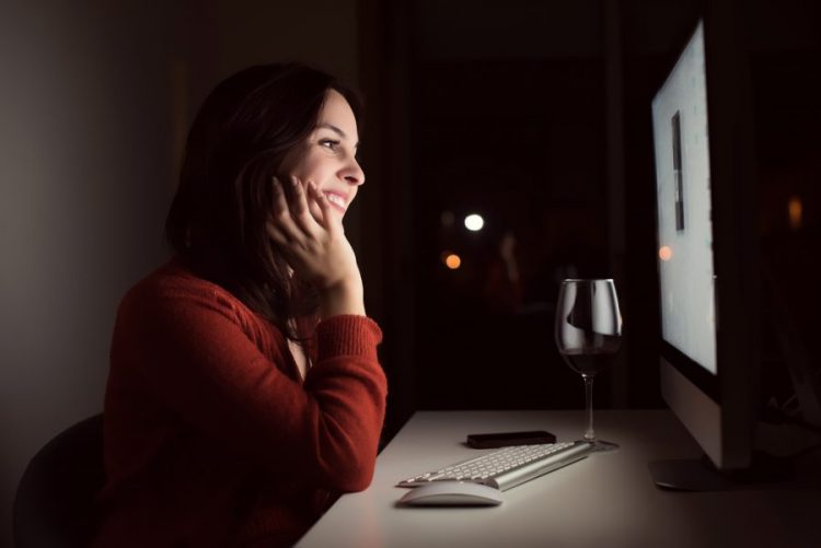 1632230205 1632227929 Dejting upoznavanje prevara novac kompijuter sajt za upoznavanje 900x601 750x501 1