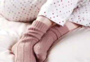 5c3c9bf1 9868 45ae a800 73d40a0a0a67 cudni obicaji zasto se spavalo u carapama i hvatali vrapci 690x480 1