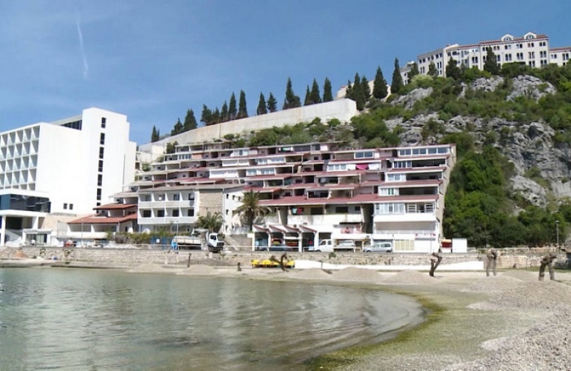 801367ccea559e2618257a3a90e9a022