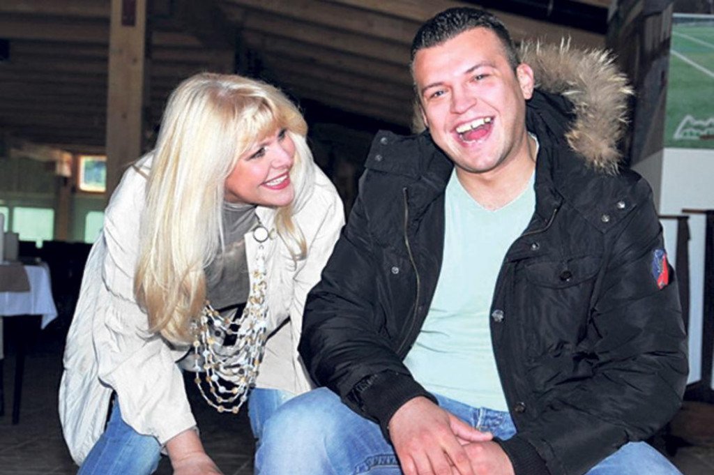 9C2AF786 4937 46B6 AE4B 08821D17F2FB