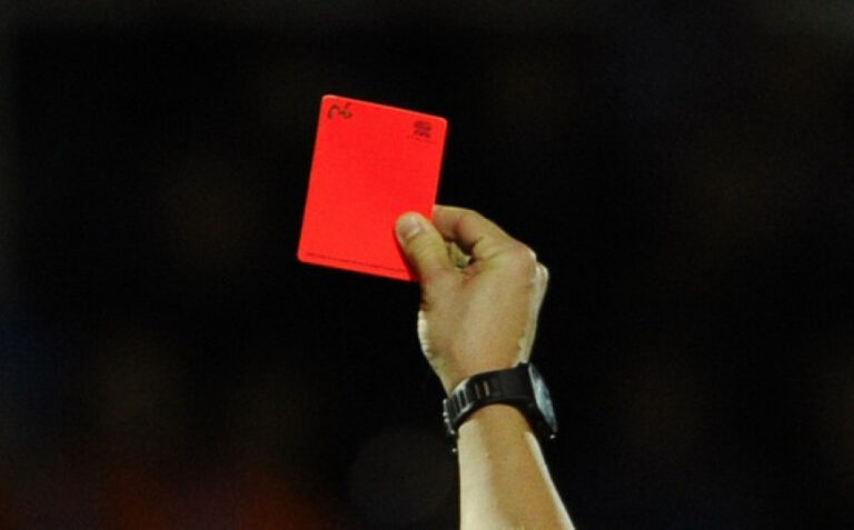 Fudbaler u 9. ligi Austrije pobijesnio nakon crvenog kartona, pa sudiji slomio nos