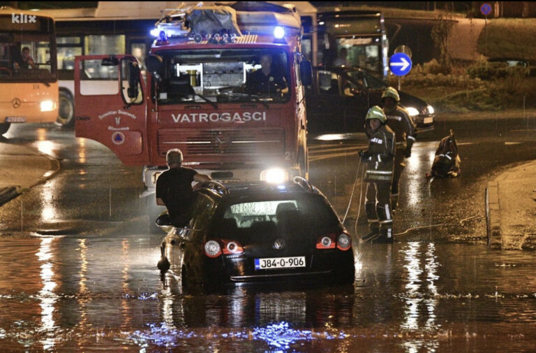 Poplavljen podvožnjak u Buća Potoku: Ne može proći Hitna, vatrogasci izvlače vozila (VIDEO)