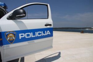 policijski auto i more 750x500 1