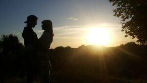 poljubac tinejdzeri par ljubav priit kaldma 16142 750x422 1