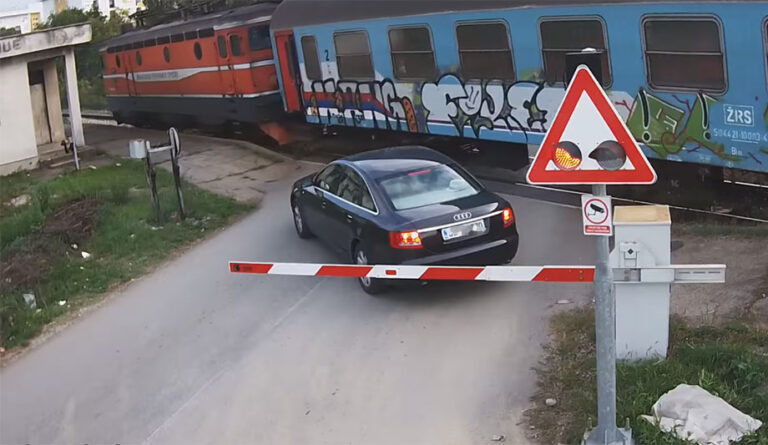 Izbjegnuta tragedija u BiH: Neodgovorni vozač ignorisao rampu na pružnom prelazu