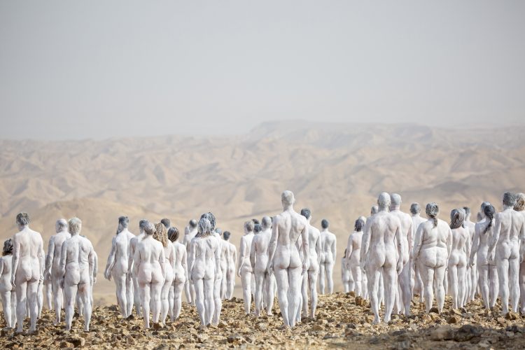 Trista ljudi poziralo nago kako bi skrenuli pažnju da nestaje Mrtvo more