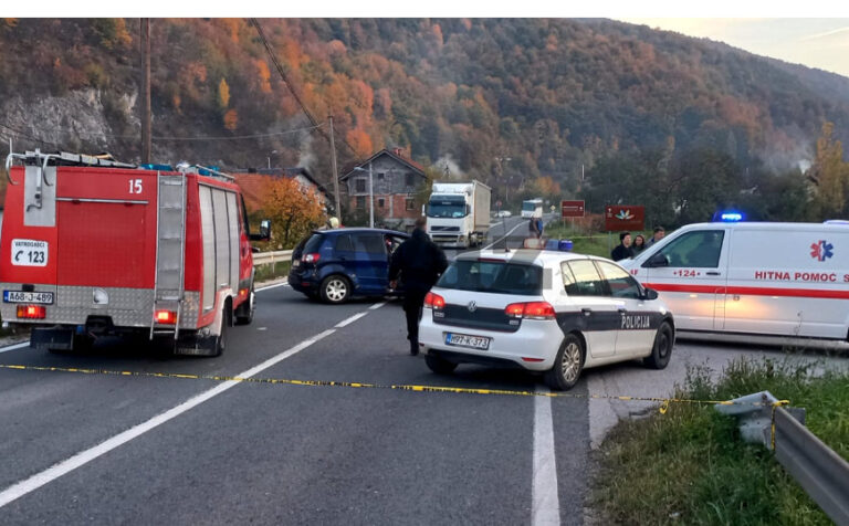 Teška nesreća u BiH: Vatrogasci izvlače ženu iz automobila