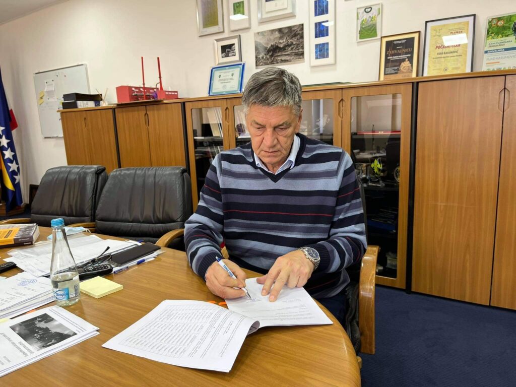 71C02304 E083 4DE6 A237 98EBD0FCA763