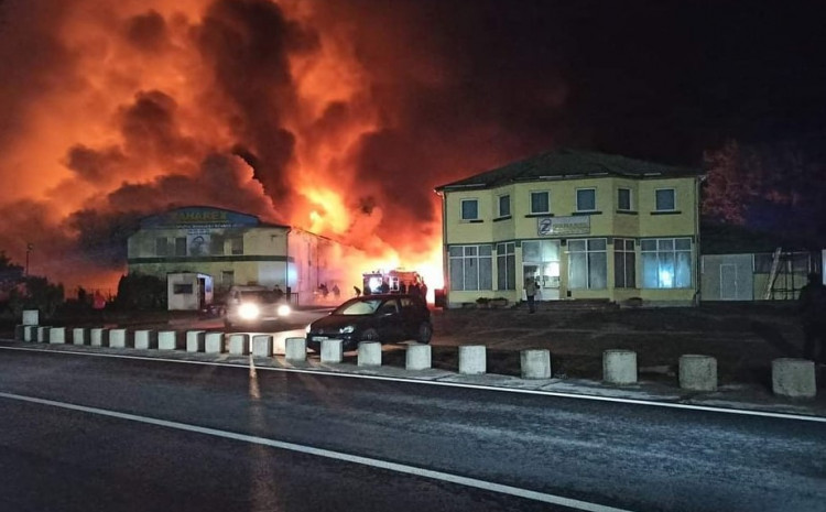 DRAMA U BIH: Gori fabrika, obustavljen saobraćaj na putu (VIDEO)