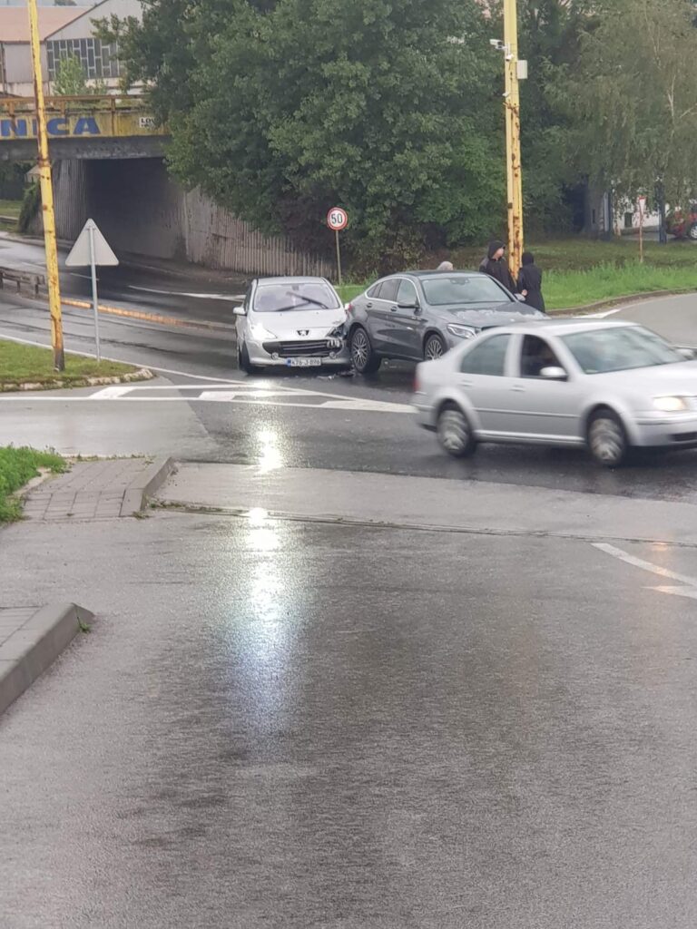 Nesreća na izlazu iz Zenice (FOTO)