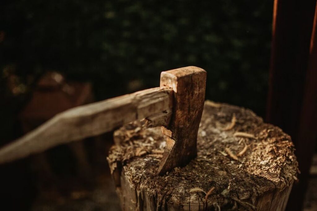 foto unsplash sjekira ubistvo