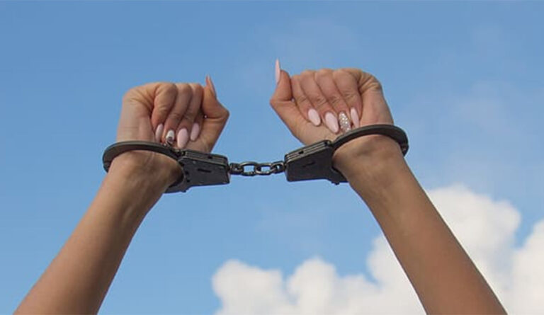 ŽENA DOBILA 45 DANA ZATVORA jer je mužu REKLA DA PUŠI KU*AC! Strasti se UZBURKALE I U SUDNICI