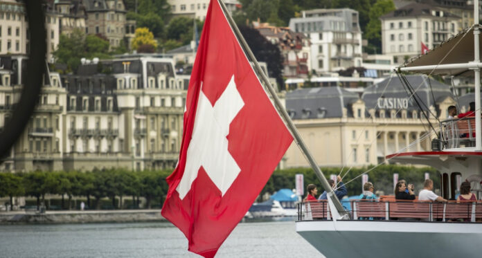 svicarska zastava unpslash 1