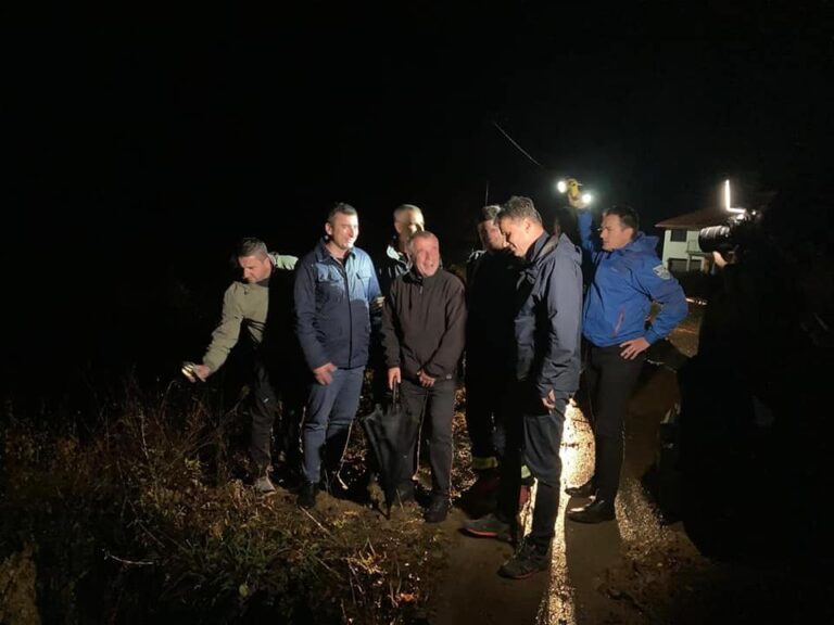 Novalić u posjeti poplavljenim područjima: Stavimo političke prefikse po strani, a u prvi red stavimo ljudskost i humanost