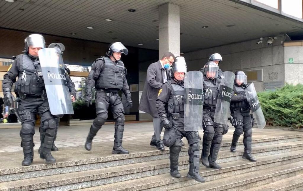 2D22069C 5CF6 4223 954F EC678F968221