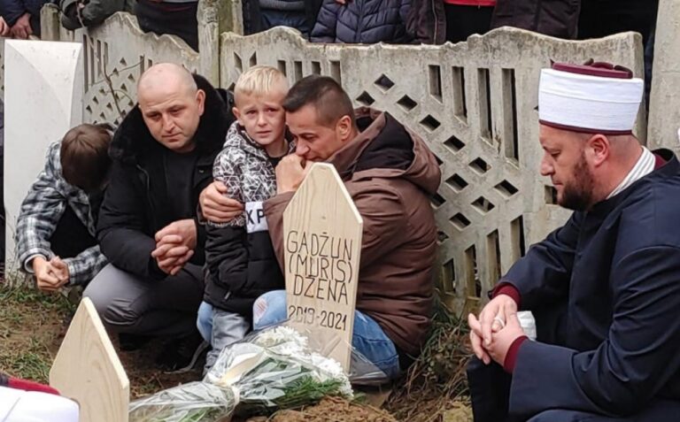 Ovo je najtužnija fotografija na dženazi Džene Gadžun: Uplakani otac i njena braća pored mezara