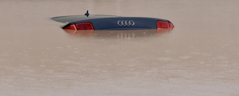 Alarmantna situacija na Ilidži, pojedini automobili potpuno pod vodom