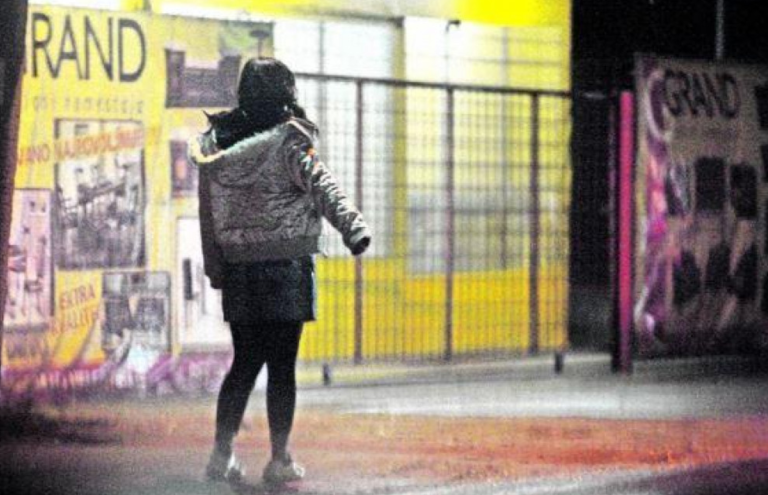 Muž i žena imali razrađen plan: Ona namami za seksualne usluge, a onda se on pojavi sa noževima i prijeti